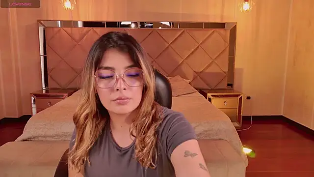 Snapshot of LisaMonroe_ chatting on September 8, 8:19 pm LisaMonroe online show from September 8, 8:19 pm