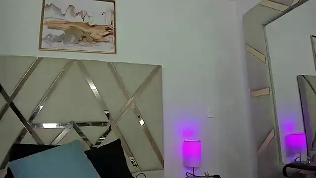 Snapshot of carolynne18 chatting on October 10, 12:21 pm carolynne18 online show from October 10, 12:21 pm