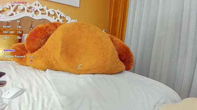 GoldenCaroline online show from October 17, 4:43 pm