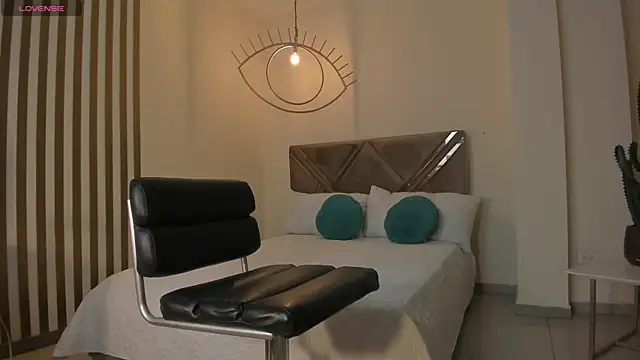 Snapshot of LizzHamilton__ chatting on October 18, 10:33 pm LizzHamilton online show from October 18, 10:33 pm