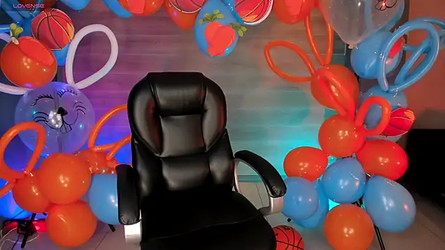 LizzHamilton   online show from October 31, 9:08 pm